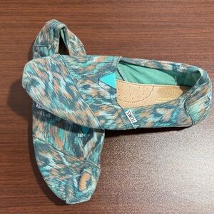 TOMS Turquoise and Coral Patterned Slip-Ons
